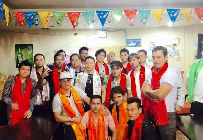 ‘동대문 네팔 쉼터’ 커뮤니티 회원들이 단체 모임을 하고 있다.