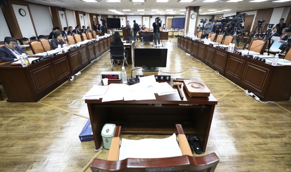 13일 오전 서울 서대문구 경찰청에서 열린 국회 행정안전위원회의 경찰청 국정감사가 여야의원들의 증인 출석 관련 언쟁으로 정회, 모든 자리가 비어 있다.