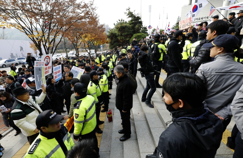 박정희대통령 동상 기증식이 열린 13일 서울 마포구 박정희대통령기념도서관 앞에서 동상 건립에 찬성하는 단체와 반대하는 단체가 경찰 병력을 사이에 두고 구호를 외치고 있다.