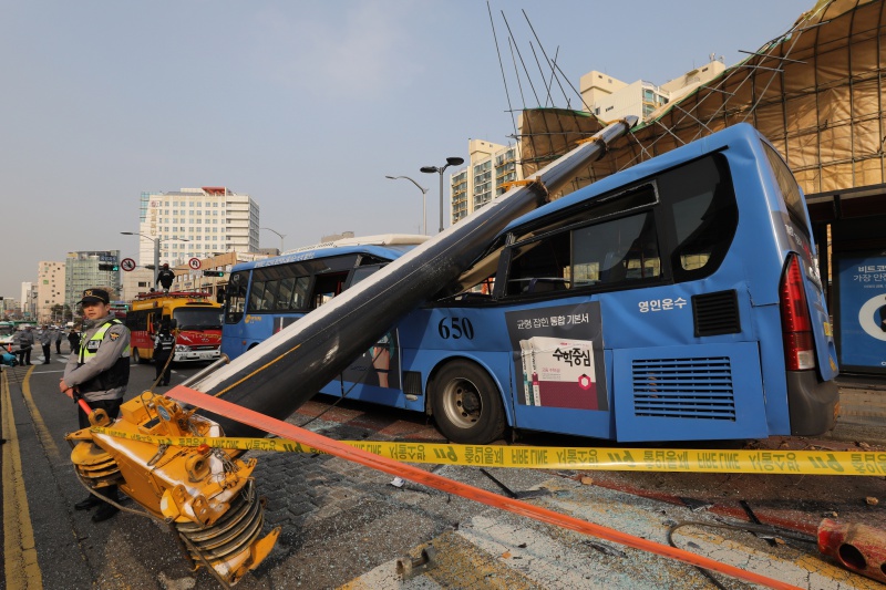 12월 28일 오전 서울 강서구 강서구청 입구 교차로 인근의 한 공사장에서 크레인이 넘어져 버스를 덮치는 사고가 발생해 현장이 통제되고 있다.