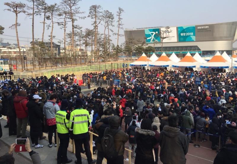 14일 여자 하키 단일팀 대 일본전이 열리는 강릉 관동하키센터 앞에 많은 시민들이 줄을 서 있다.