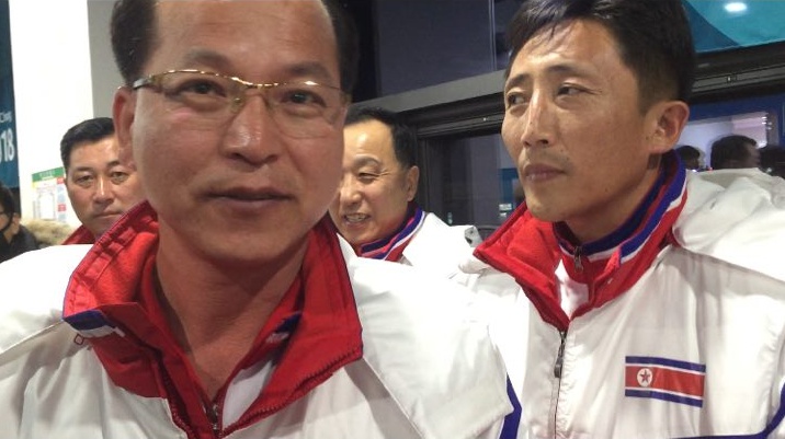 남북단일팀 경기가 끝난 14일 오후 북한선수단이 민중의소리와 현장인터뷰를 하고 있다