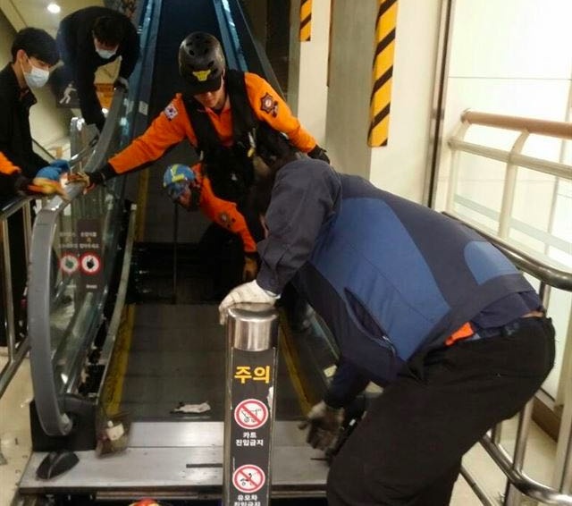 28일 오후 경기 남양주시 도농동 이마트 지하에서 무빙워크 점검 작업을 하던 이모군이 기계에 끼이는 사고가 발생해 소방당국이 구조작업을 하고 있다.