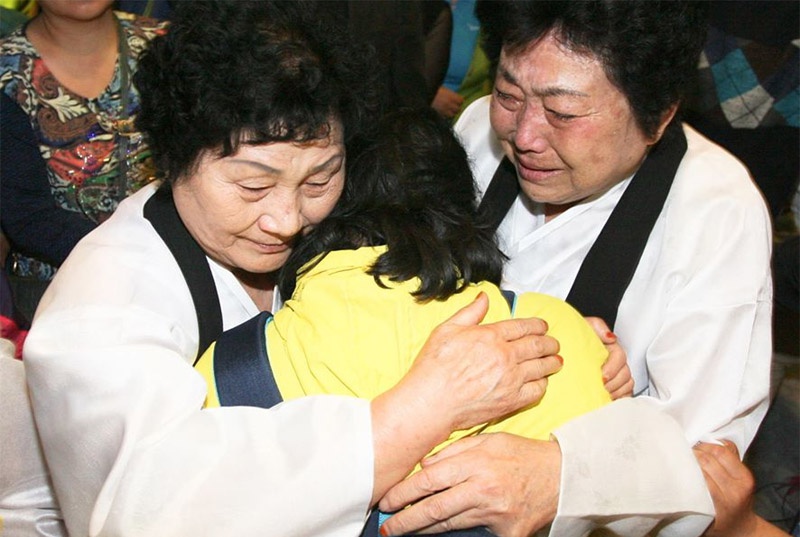 5.18 유가족 김길자 씨가 5.18 전야제에 참석한 세월호 유가족을 만나 함께 눈물을 흘리고 있다. (자료사진)