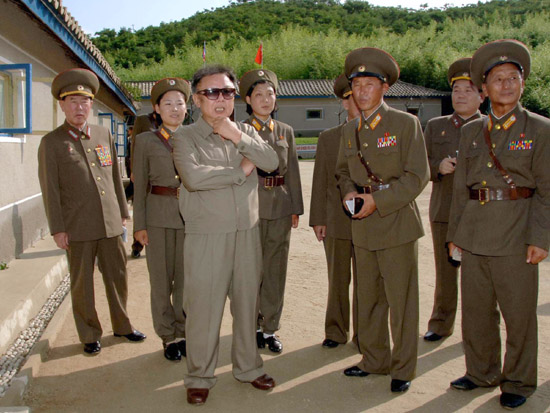 북측이 공개한 김정일 국방위원장의 활동 모습을 담은 사진.