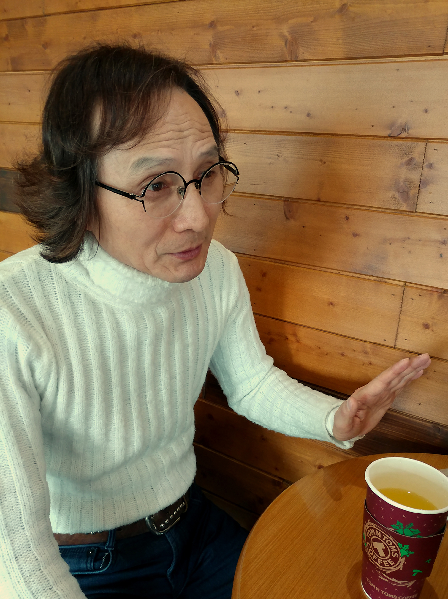 정세훈 시인, 친일의 적폐를 해결하지 않고서는 이 나라가 변할 수 없다고 말하는 그의 눈가가 뜨겁다. 썩은 환부를 드러내지 않고서는 지금 무엇을 들어낸들 제자리도 돌아갈 수 있을까.