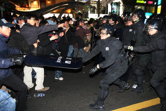 경찰과 대치하는 집회참가자들