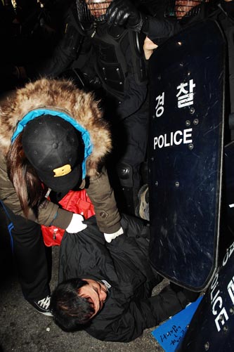 바닥에 쓰러진 집회참가자
