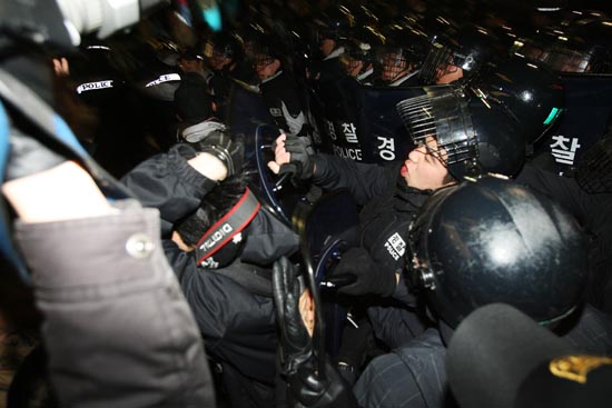 방패로 무차별 시민을 폭행하고 있는 경찰