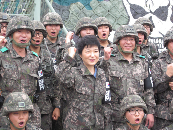 박정희 친일행적 미화, 5.16 군사쿠데타 미화  등과 관련 박근혜 후보의 역사인식을 비판하는 목소리가 커지고 있다.