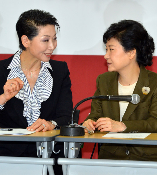 박근혜 새누리당 대선후보와 김성주 공동선대위원장이 12일 여의도 당사에서 열린 중앙선대위 임명장 수여식에서 대화를 나누고 있다.