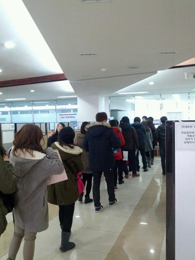 13일 서울 연세대학교 학생회관에 마련된 부재자투표소에 줄선 학생들
