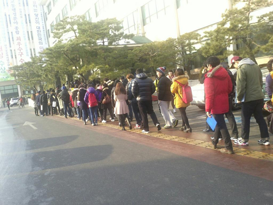 13일 서울 동작구청 앞, 부재자투표를 하기 위해 줄선 사람들