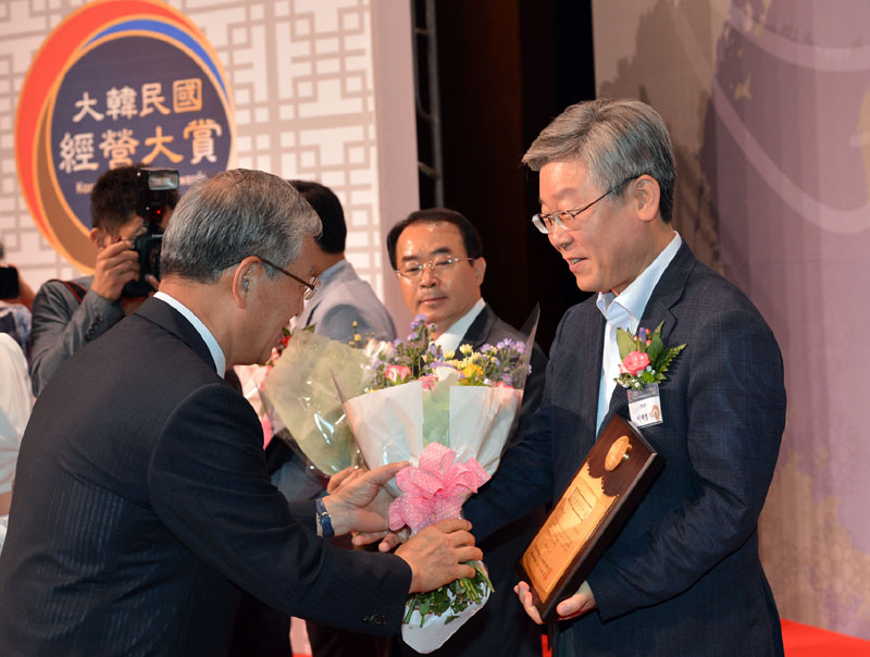이재명 성남시장이 19일 동아일보 주최, 산업통상자원부와 미래창조과학부가 후원하는 '2013 대한민국 경영대상' 수상자로 선정됐다.