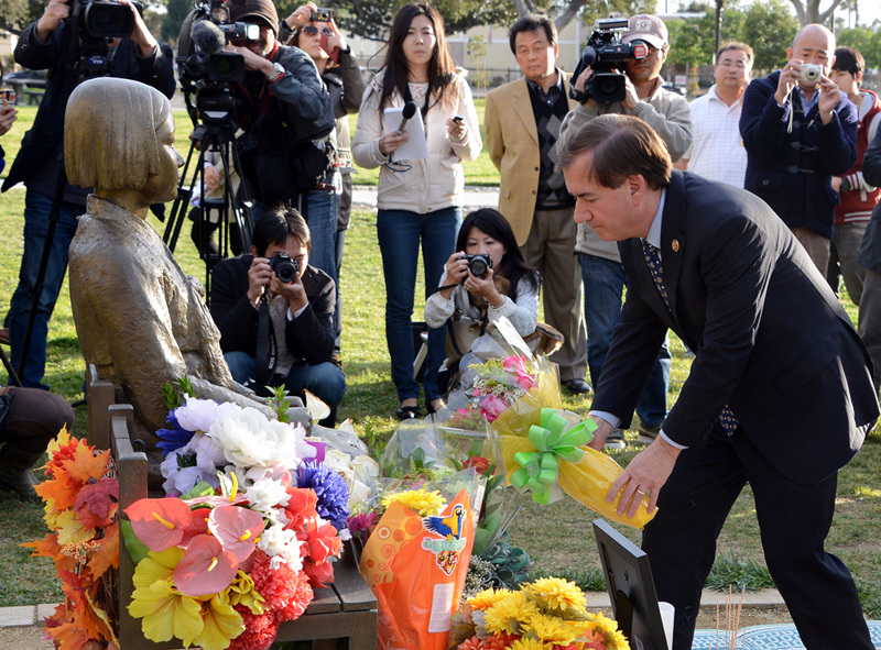 에드 로이스 미국 연방의회 하원 외교위원장이  평화의 소녀상을 찾아 동상 앞에 꽃다발을 헌화하고 있다.(자료사진)