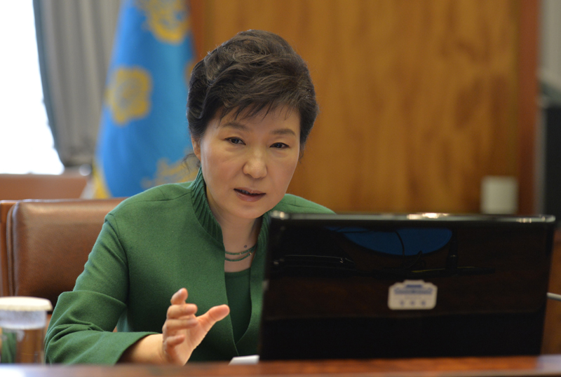 박근혜 대통령이 지난달 23일 청와대에서 주재한 수석비서관회의에서 모두발언을 하고 있다.
