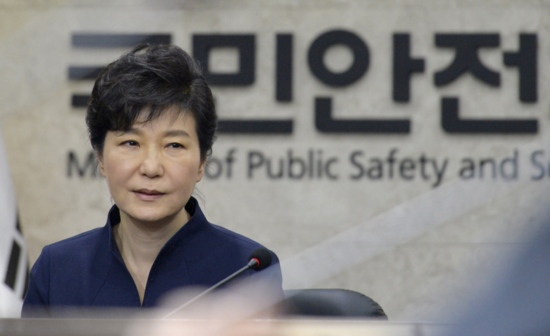 박근혜 대통령이 15일 오후 정부서울청사에서 열린 세월호 1주기 관련 현안 점검회의에 참석해 상황보고를 받고 있다.