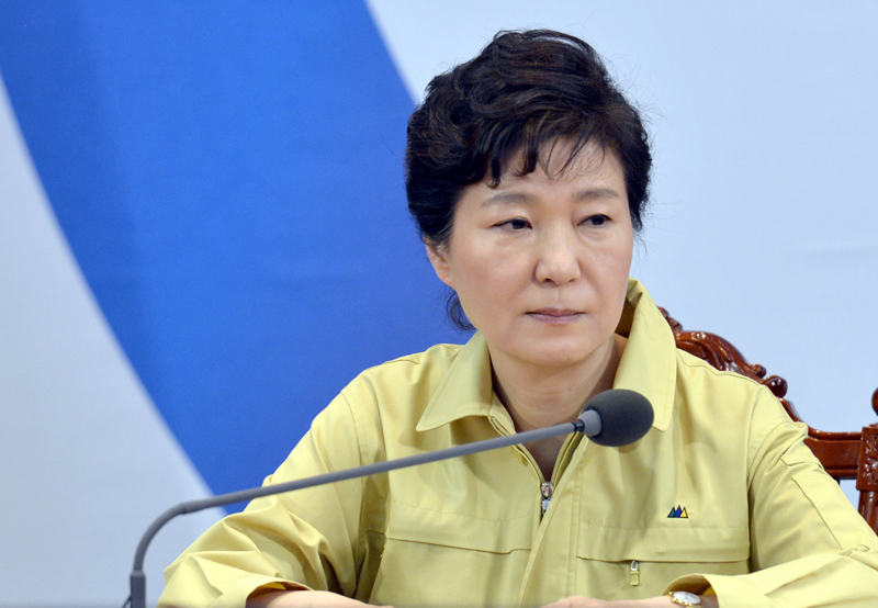 박근혜 대통령이 3일 오후 청와대에서 중동호흡기증후군(MERS·메르스) 대응을 위한 민관합동 긴급점검회의를 열었다. 메르스 발생 13일 만이다.