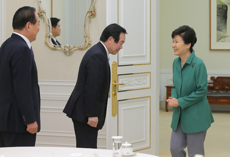 박근혜 대통령은 22일 한일 국교정상화 50주년을 맞아 아베 신조(安倍晋三) 일본 총리 특사 자격으로 한국을 방문한 누카가 후쿠시로(額賀福志郞) 일한의원연맹 회장을 접견했다.