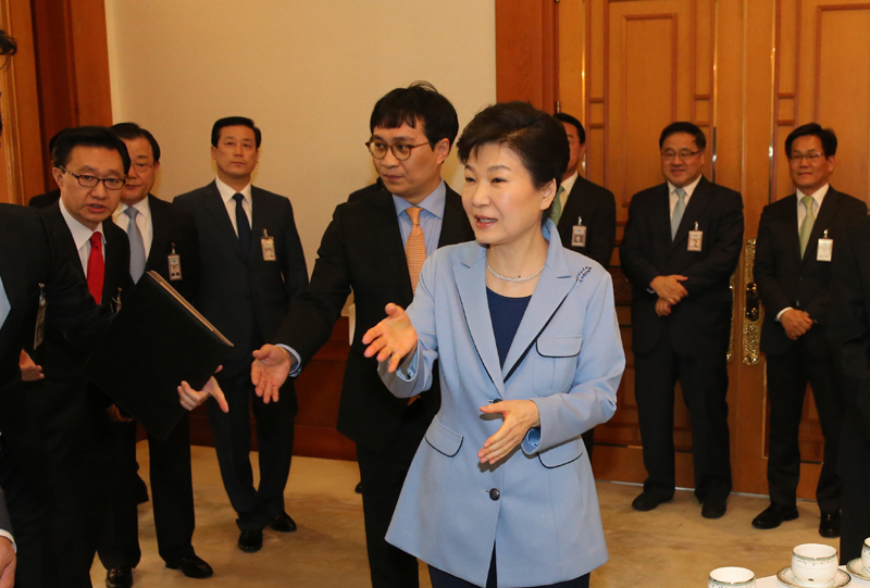 박근혜 대통령이 26일 청와대에서 열린 언론사 편집·보도국장 초청 오찬간담회에 참석해 환담을 나누고 있다.