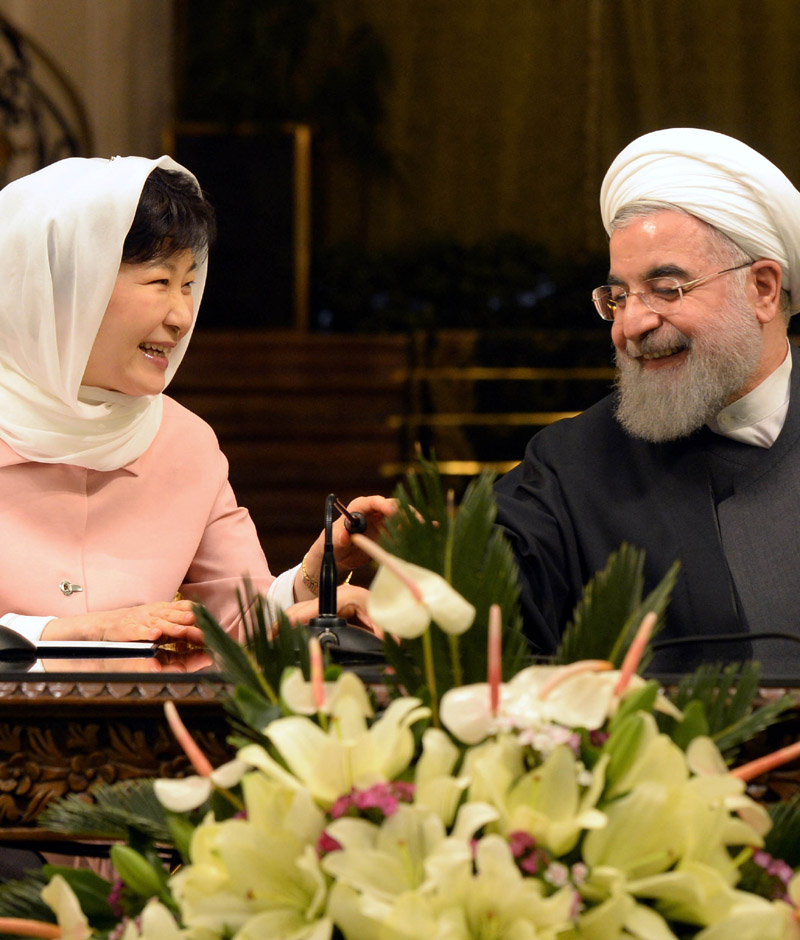 박근혜 대통령과 하산 로하니 이란 대통령이 2일(현지시간) 이란 테헤란 사드아바드 좀후리궁에서 공동 기자회견을 열고 있다.