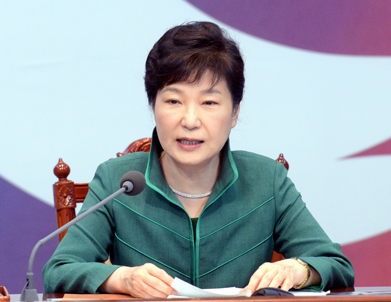 박근혜 대통령이 2일 청와대에서 주재한 국무회의에서 모두발언을 하고 있다.