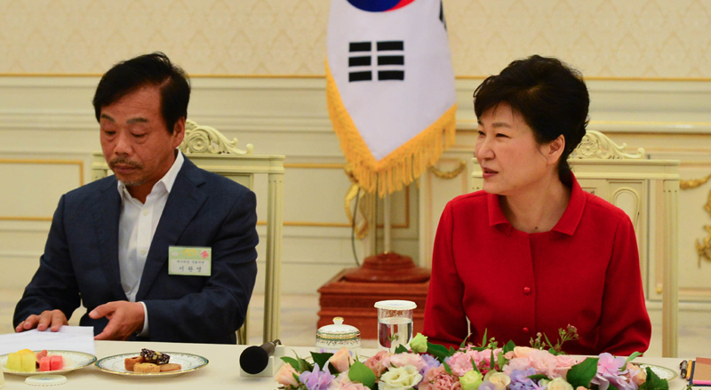 박근혜 대통령이 4일 오전 청와대에서 새누리당 대구·경북(TK) 지역 의원들과의 간담회를 하면서 인사말을 하고 있다. 왼쪽은 사드(THAAD, 고고도미사일방어체계) 배치 지역인 경북 성주의 이완영 의원.
