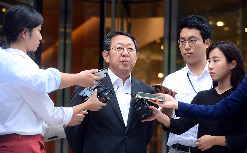 29일 사의를 표한 이석수 특별감찰관이 서울 청진동 사무실을 떠나며 취재진의 질문에 답하고 있다.