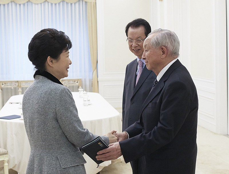 청와대에서 기독교 원로 김장환(극동방송 이사장, 오른쪽) 목사와 김삼환(명성교회 원로, 왼쪽) 목사를 만나는 박근혜 대통령