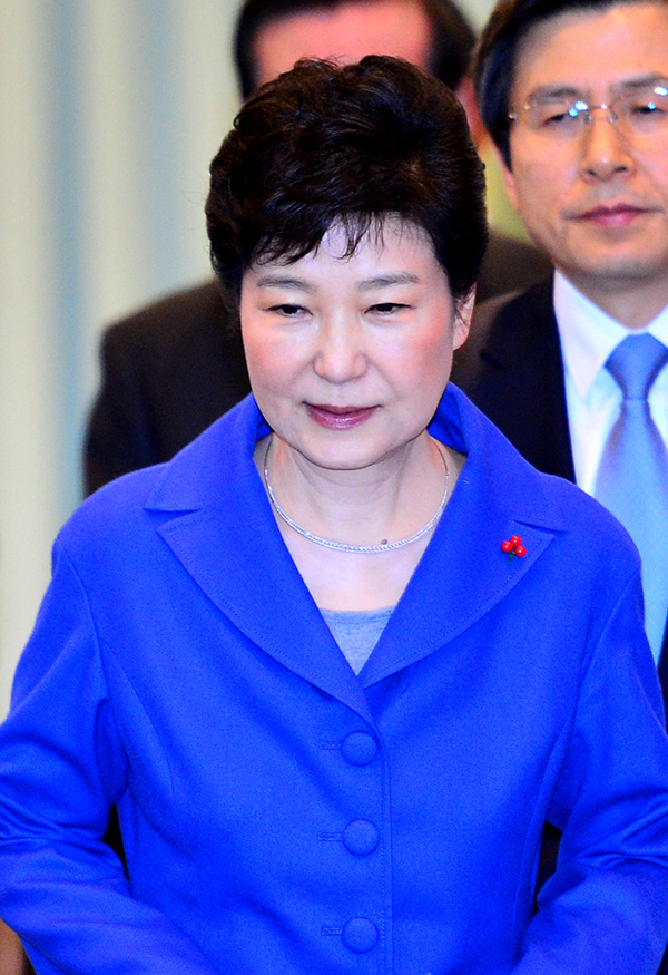 9일 국회 본회의에서 박근혜 대통령 탄핵소추안이 가결 처리된 뒤 박 대통령이 청와대에서 국무위원 간담회를 열었다.
