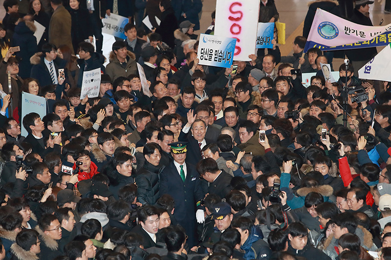 12일 귀국한 반기문 전 유엔 사무총장이 서울역에 들러 지지자들에게 손을 흔들며 인사하고 있다.