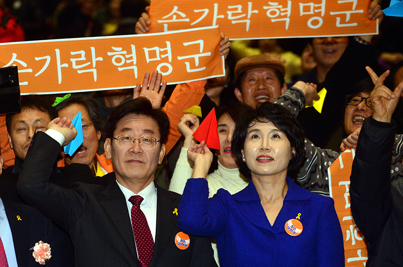 이재명 성남시장과 부인 김혜경 씨가 15일 광주 김대중컨벤션센터에서 열린 ‘손가락혁명군’ 출정식에서 종이비행기를 날리고 있다. 자료사진.