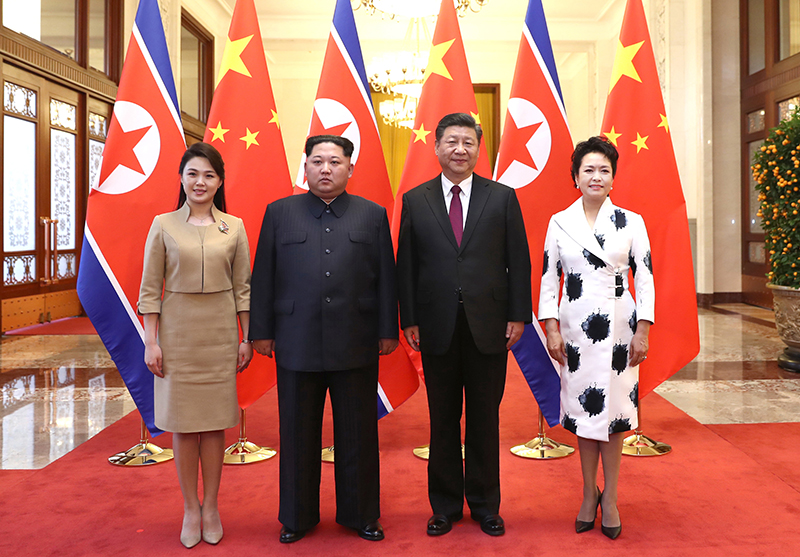 김정은(왼쪽에서 두 번째) 북한 노동당 위원장과 부인 리설주(맨 왼쪽), 시진핑(習近平) 중국 국가주석과 부인 펑리위안(彭麗媛)이 베이징 인민대회당에서 기념촬영을 하고 있다. 김 위원장은 25~28일 중국을 방문해 시 주석을 만났다.
