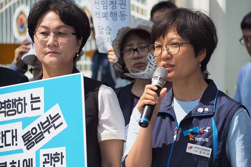 6.15공동선언실천 남측위원회가 21일 정부서울청사 앞에서 기자회견을 열고 민간교류 차원의 방북 신청을 선별 불허한 정부를 규탄했다. 방북이 불허된 엄미경(오른쪽) 민주노총 부위원장과 최진미(왼쪽) 6.15 여성본부 상임대표.