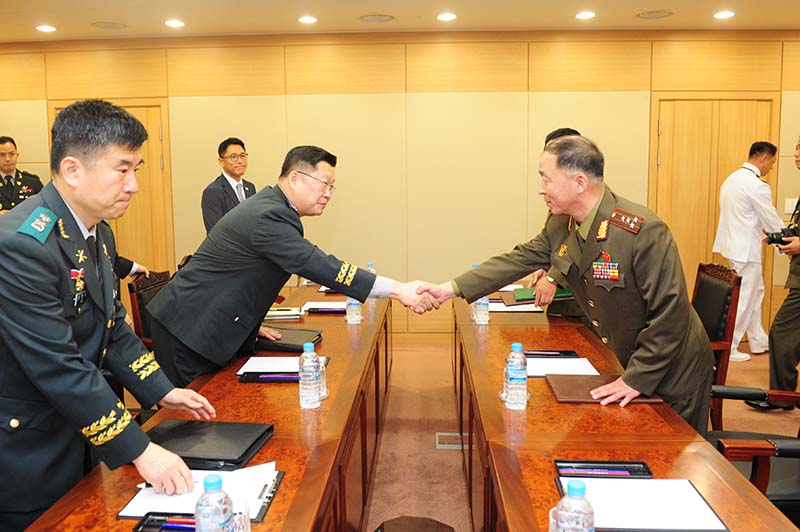 남측의 조용근(왼쪽) 국방부 북한정책과장(육군 대령)과 북측의 엄창남 육군대좌가 25일 오전 경기 파주시 남측 남북출입사무소(CIQ)에서 진행된 남북 통신실무접촉에서 악수를 나누고 있다.