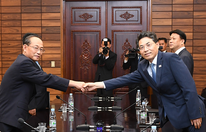 남북은 28일 판문점 북측 통일각에서 판문점선언 이행을 위한 도로협력분과회담을 개최했다. 남측 수석대표인 김정렬(오른쪽) 국토교통부 제2차관과 북측 단장인 박호영(왼쪽) 국토환경보호성 부상이 악수를 나누고 있다.