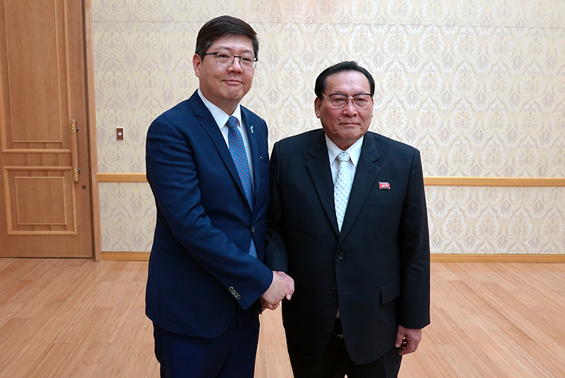 김홍걸(왼쪽) 민족화해협력범국민협의회(민화협) 대표상임의장이 지난 18일 평양 만수대 의사당에서 북측 민족화해협의회(북측 민화협) 의장인 김영대 최고인민회의 상임위원회 부위원장과 만나 악수하고 있다.