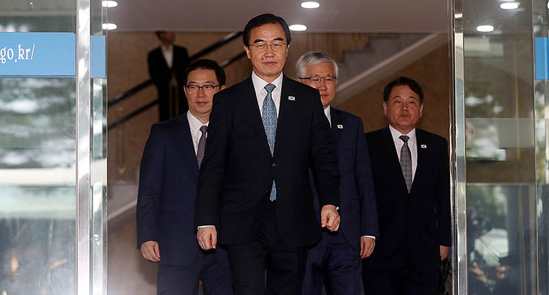 13일 판문점 북측 통일각에서 열리는 남북고위급회담에 참석하기 위해 수석대표인 조명균 통일부 장관을 비롯한 대표단이 서울 삼청동 남북회담본부를 나서고 있다.