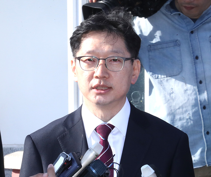 77일 만에 보석으로 풀려난 김경수 경남도지사가 17일 경기도 의왕시 서울구치소에서 나와 취재진을 만나 인터뷰를 하고 있다.