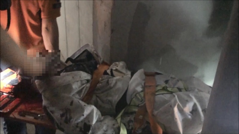 8일 강남의 한 건설현장 지하 5층에서 작업하던 노동자가 들것에 실려나가고 있다. (동영상 캡쳐)