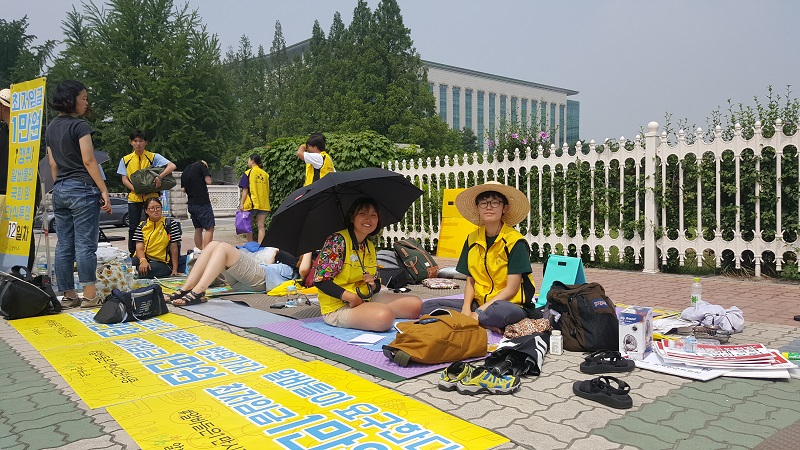 28일 국회 앞에서 단식농성에 돌입한 용윤신 알바노조 사무국장.