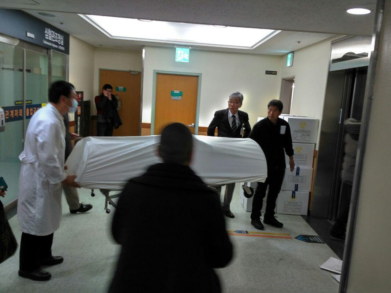 '박근혜 정권 퇴진'을 요구하며 분신했던 정원스님 시신이 9일 서울대병원 중환자실에서 병원 장례식장으로 옮겨지고 있다.