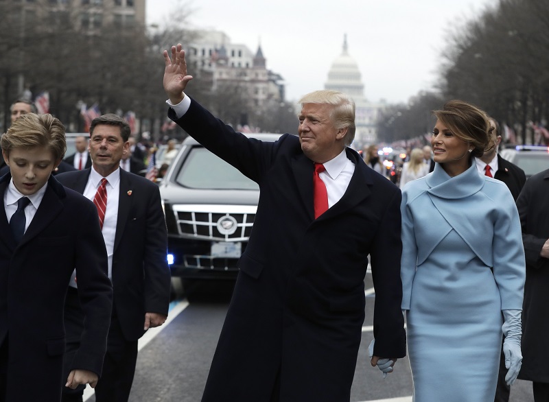 20일(현지시간) 미국 45대 대통령 취임 퍼레이드가 진행 중인 가운데 도널드 트럼프 미국 대통령이 부인 멜라니아 여사, 막내아들 배런과 함께 펜실베니아 애비뉴를 걸으면서 환영 인파를 향해 손을 흔들고 있다.