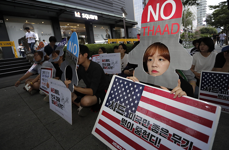 15일 오후 서울 세종로 광화문KT 앞에서 열린 ‘사드배치 철회를 위한 청년학생 공동 집회’에서 청년독립군 및 청년학생들이 피켓을 들고 있다.