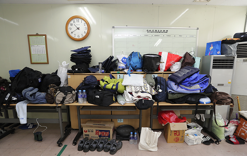 갑을오토텍의 직장폐쇄가 단행된 26일 오전 충남 아산시 탕정면 갑을오토텍 공장 안에 금속노조 조합원 가족들의 짐이 쌓여 있다.