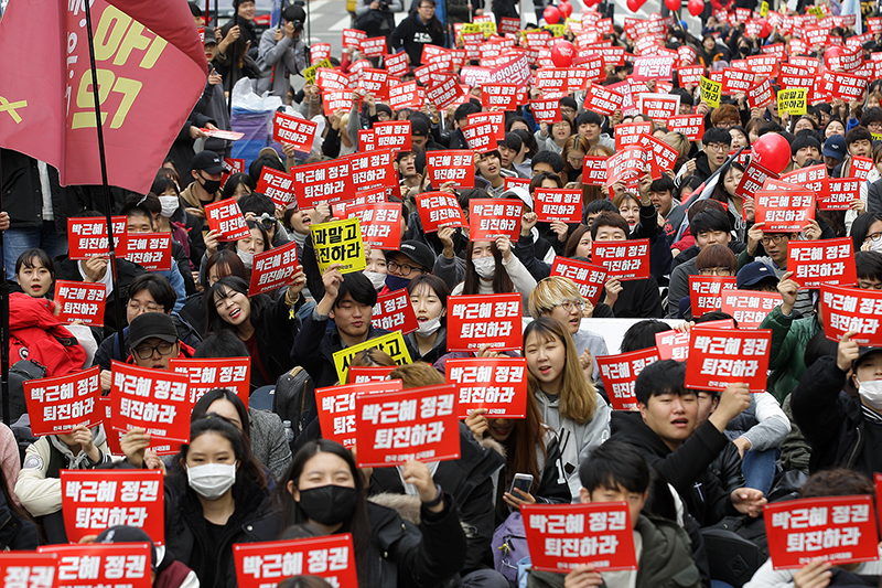서울 종로구 대학로에서 열린 ‘박근혜 정권 퇴진! 전국 대학생 시국대회’에 참가한 대학생들이 구호를 외치고 있다.(자료사진)