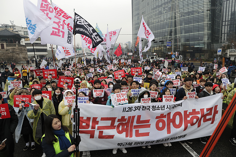 박근혜 대통령 하야를 요구하는 5차 촛불집회를 앞둔 26일 오후 서울 종로구 보신각에서 열린 “3차 청소년 시국대회”에서 참가한 청소년들이 광화문으로 행진하고 있다.