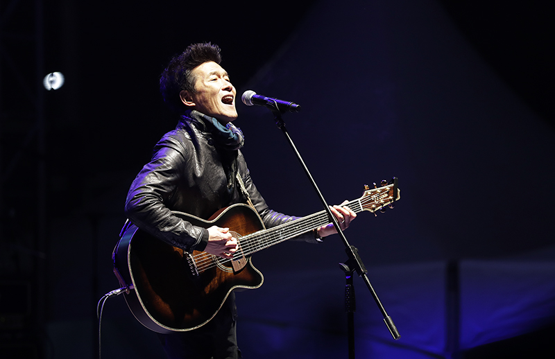 박근혜 대통령의 퇴진을 요구하는 ‘5차 촛불집회’가 26일 서울 종로구 광화문광장에서 열려 집회에 참가한 가수 안치환이 공연을 하고 있다.