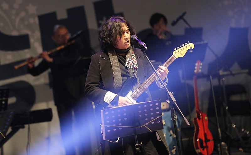 31일 오후 서울 광화문 광장에서 열린 박근혜 즉각퇴진 조기탄핵 송박영신 콘서트에서 전인권과 신대철이 '아름다운 강산'을 노래하고 있다.