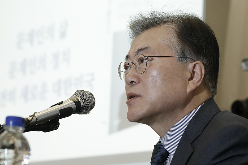 문재인 전 더불어민주당 대표가 17일 오전 서울 중구 프레스센터에서 열린 ‘대한민국이 묻는다-완전히 새로운 나라, 문재인이 답하다’ 출판기념 기자간담회에서 질의응답을 하고 있다.